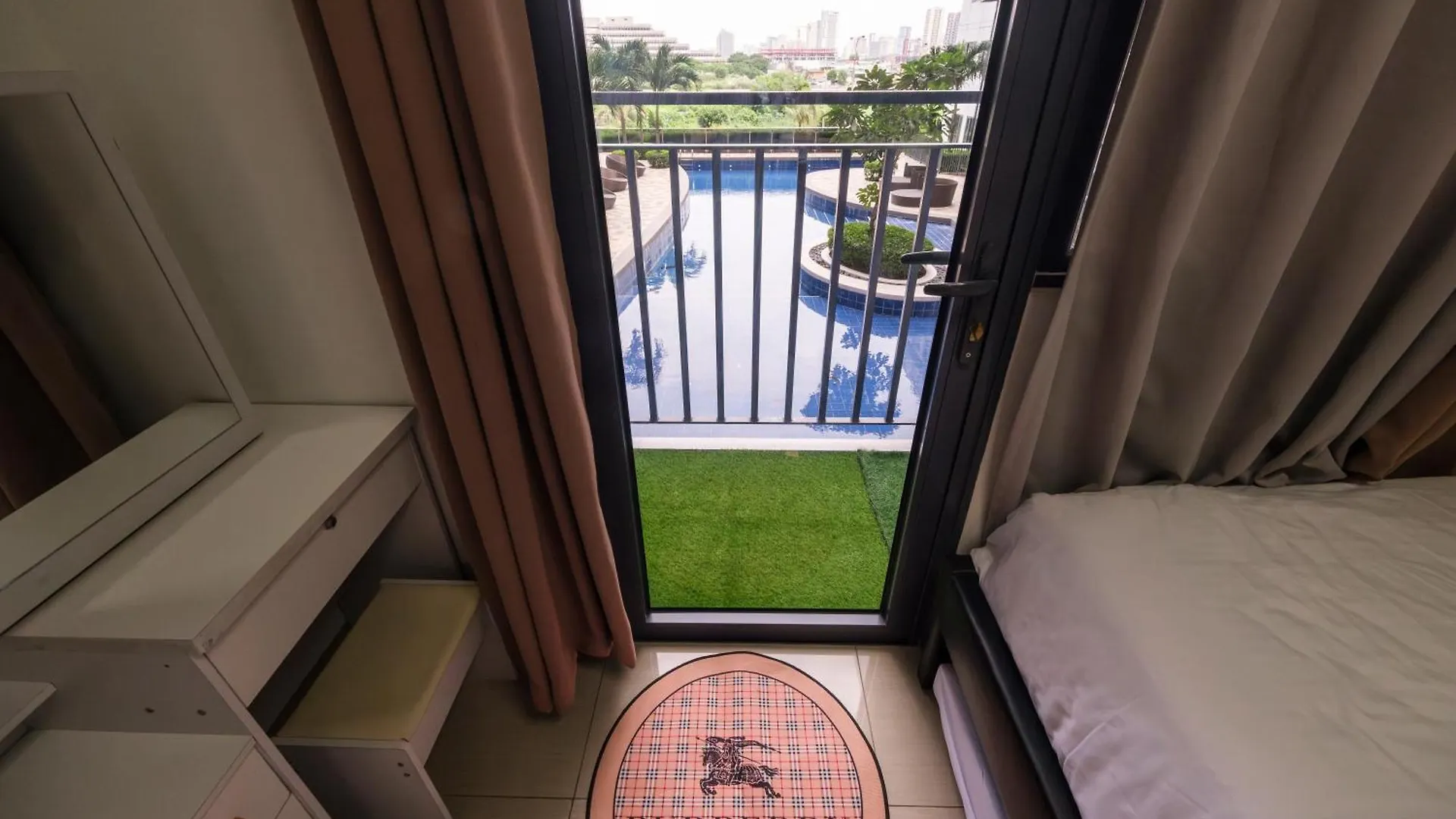 2 Side-By-Side P00L Front Condos, 6 Beds, 2 Cr, 2 Kitchen For 10 Guests At Moa Manila